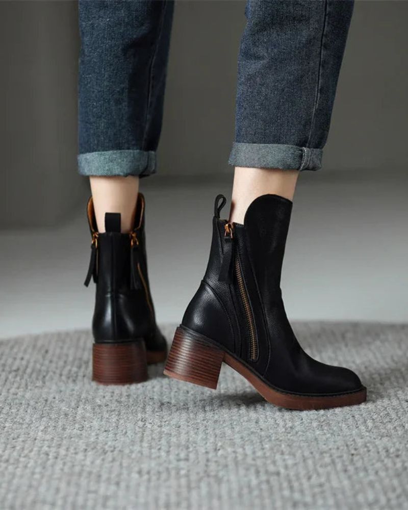 Liora™ | Black leather boot with a comfortable heel, elegant and timeless